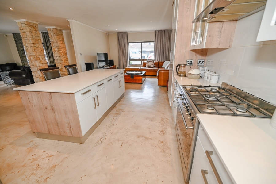 5 Bedroom Property for Sale in Vierlanden Western Cape
